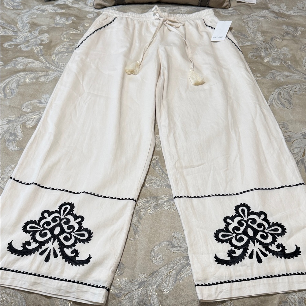 Karen Kane Cream and Black Wide Leg Pants
